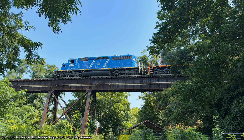 WE 7007 steps out onto the Cascade Locks trestle.